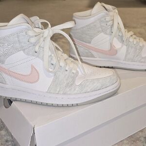 Nike Air Jordan 1 Women's Size 6 Sneakers - White and Pink Excelent Condition
